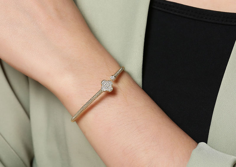 V&ograve;ng tay d&aacute;ng hở h&igrave;nh cỏ bốn l&aacute; đ&iacute;nh đ&aacute;